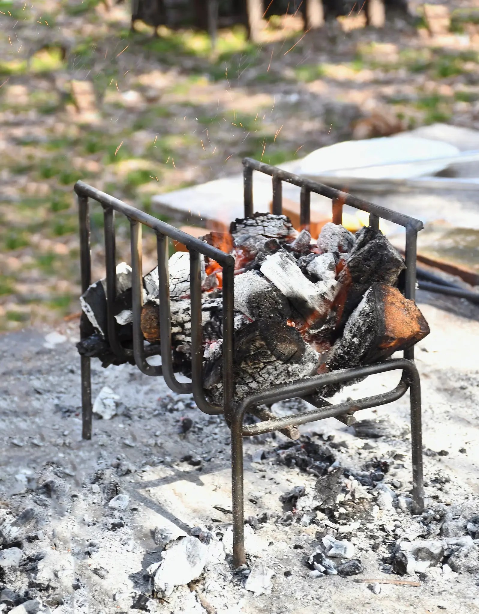 Airflow control with a fire basket for BBQ